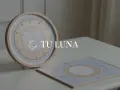 Dos cartas astrales, una circular y otra plana, muestran símbolos y números. El texto "TU LUNA" sugiere que exploran qué es la luna en la carta astral.