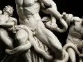 Grupa Laokoona: opis rzeźby przedstawiającej walkę z wężami. Dramatyczna scena, w której ojcowie i synowie walczą o życie.