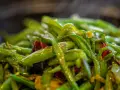 Haricots verts sautés avec des piments rouges, une recette simple et savoureuse.