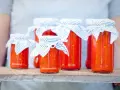Słoiki z domowym ajwarem, idealnym do kanapek, mięs i jako dodatek do dań. Pytanie: ajvar do czego? Do wszystkiego!