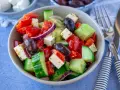 Frischer griechischer Salat mit Tomaten, Gurken, Paprika, roten Zwiebeln, Oliven und Feta – einer der 10 besten Salate für heiße Tage.