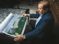 Henryk Gołębiewski, właściciel hoteli, ogląda projekt nowoczesnego hotelu zlokalizowanego nad wodą.