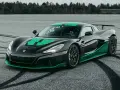 Czarny Rimac Nevera R z zielonymi akcentami na masce i progach, gotowy do jazdy po torze.
