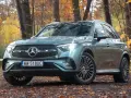 Elegancki Mercedes GLC 300 w jesiennym lesie, otoczony kolorowymi liśćmi.