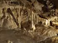 Niezwykłe formacje naciekowe w jaskiniach Dolny Śląsk, stalaktyty i stalagmity tworzą podziemny świat.