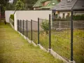 Jak zrobić ogrodzenie na pochyłym terenie – uniknij kosztownych błędów