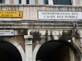 Segnali stradali a Venezia indicano "Accademia S. Marco" e "Sotoportego del Casin dei Nobili".