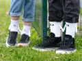 Jakie skarpetki do białych butów i czarnych spodni, aby wyglądać stylowo?