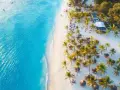 Rajska plaża na Zanzibarze z turkusową wodą, białym piaskiem, palmami i luksusowym resortem. Idealne miejsce, kiedy na Zanzibar.