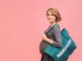 Przyszła mama z torbą "Mamahood" gotowa na wyprawkę do szpitala.