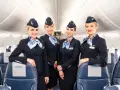 Uśmiechnięte stewardessy Enter Air w granatowych mundurkach. Opinie forum o Enter Air często chwalą miłą obsługę.