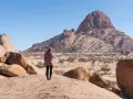 Kobieta podziwia pustynny krajobraz Namibii. Sprawdź ceny wycieczek!