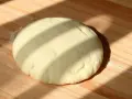 Jak wyrabiać ciasto na pizzę, aby uniknąć twardego spodu?