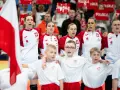 Drużyna Polski podczas mistrzostw Europy w piłce ręcznej kobiet. Kibice z transparentami "Polska" dopingują zawodniczki.