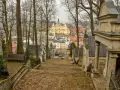 Kamienne schody prowadzą do barokowej bazyliki na wambierzyckiej kalwarii. W oddali widać miasteczko.