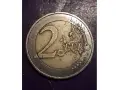 Une pièce de 2 euros, peut-être la plus rare, avec le chiffre 2 et la carte de l'Europe.
