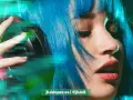 Chica con pelo azul y auriculares, inspirada por la música libre de derechos para videos gratis.
