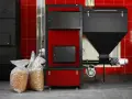 Nowoczesny piec na pellet z zasobnikiem i workami paliwa. Zastanawiasz się, jaki pellet najlepszy? Ten wygląda obiecująco!