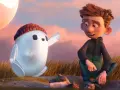 Chłopiec i robot Ron, bohater jednej z warner bros bajek, siedzą na wzgórzu podczas zachodu słońca.
