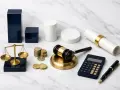 Balance, marteau de juge, calculatrice, stylo, pièces et diplôme symbolisent les frais d'avocat pour partage judiciaire.