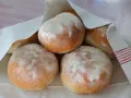 Nybakade frallor, perfekta för frukost eller fika. Här är ett enkelt frallor recept för hembakat bröd.