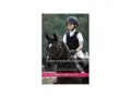 Jeune cavalier en tenue d'équitation, prêt pour le dressage. Ce guide complet de l'équitation promet de maîtriser les bases.