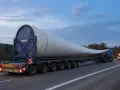 Ogromne łopaty wiatraka Vestas na specjalistycznej platformie. To skomplikowane zlecenie transportowe na drodze o zmierzchu.