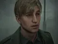 James Sunderland z Silent Hill 2, zamyślony, w zielonej kurtce.
