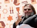 Jack Black z gestem "rock on" na tle symboli żydowskich. Czy Jack Black ma polskie korzenie?