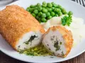 Kotlet de volaille z zielonym groszkiem i puree ziemniaczanym. Jedno z 50 pomysłów na obiad, które zachwycą każdego.