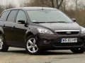 Brązowy Ford Focus MK2 kombi na drodze.