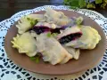 Pyszne pierogi z jagodami, delikatne i pełne owocowego smaku. Idealne na deser lub śniadanie.