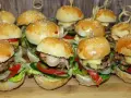 Mini hamburgery: przepis na idealne slidery, które zachwycą gości