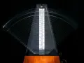 Ein Wittner Metronom schwingt im Takt, zeigt an, was ein Metronom ist: ein Taktgeber für Musiker.