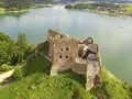 Ruiny zamku na wzgórzu nad jeziorem, wspaniałe tatry słowackie atrakcje.
