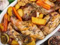 Pieczony królik z ziemniakami, marchewką i czosnkiem, doprawiony ziołami. Idealna marynata do królika pieczonego w piekarniku.
