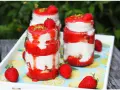Erdbeer Tiramisu im Glas, geschichtet mit cremiger Mascarpone und frischen Erdbeeren, garniert mit Pistazien. Ein sommerlicher Genuss!