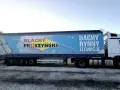 Dłużyca transportowa z naczepą marki Pruszyński, gotowa do przewozu blach dachowych i materiałów elewacyjnych.