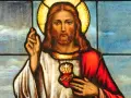 Witraż przedstawiający Jezusa z gorejącym Sercem, symbol głębokiej religii i miłości.
