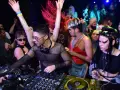 DJ w sieci, tłum szaleje. To jest boiler room co to za energia!