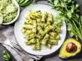 Pyszny makaron z pesto bazyliowym, podany z awokado i świeżymi ziołami. Idealny na lekki obiad.