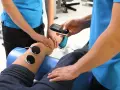 Badanie EMG to badanie przewodnictwa nerwowego. Fizjoterapeuta podłącza elektrody do nogi pacjenta, aby ocenić funkcję mięśni i nerwów.