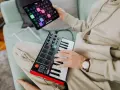 Osoba tworzy muzykę na kontrolerze midi usb. To świetny sposób na rozpoczęcie przygody z produkcją muzyczną.