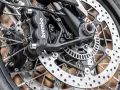 Dettaglio pinza Brembo e disco freno, pronto per cambiare pastiglie freni moto.