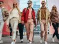 Grupa młodych ludzi w modnych stylizacjach, każdy prezentuje swój unikalny outfit.