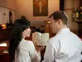 Para młoda przygotowuje się do ślubu, ucząc się o tym, ile trwają nauki przedmałżeńskie.