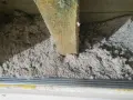 Izolacja z celulozy wypełnia przestrzeń między drewnianymi belkami stropowymi, tworząc warstwę termoizolacyjną.