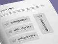 Logo Wiśniowski w kontrze, prezentujące różne warianty i zastosowania znaku.