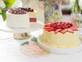 Dwa torty owocowe, jeden z malinami i borówkami, drugi z truskawkami i malinami, czekają na imprezę urodzinową.