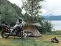 Motocyklem pod namiot nad jeziorem. Przygotowania do noclegu w dziczy.